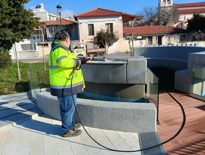 Καθαρίστηκε το σιντριβάνι στην πλατεία Αγίας Βαρβάρας