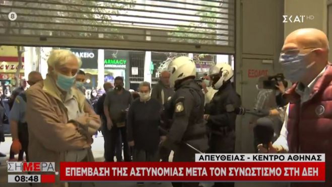 Επέμβαση της αστυνομίας για τον συνωστισμό στη ΔΕΗ - Τεράστια ουρά το πρωί