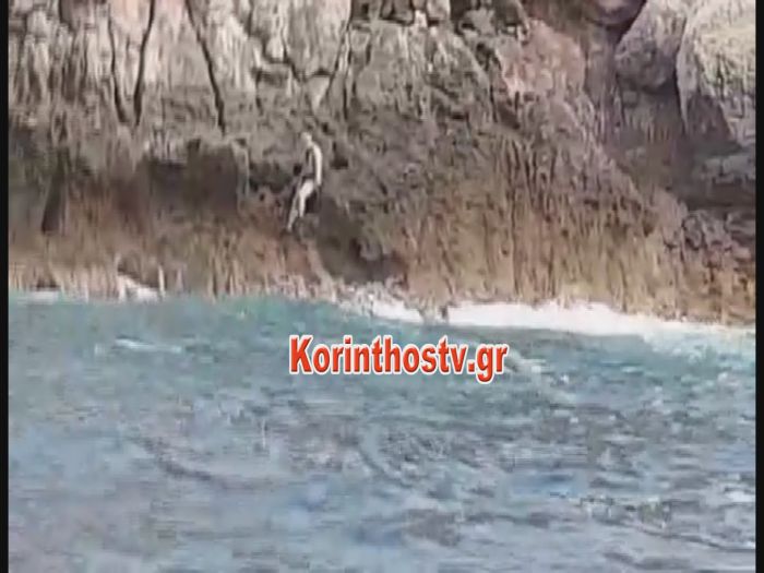 Κορινθία | Συγκλονιστικό βίντεο από τη διάσωση ψαροντουφεκά που εγκλωβίστηκε σε βράχο! (vd)