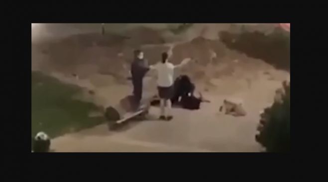 Καρδίτσα | Αστυνομικοί επιτίθενται σε έφηβους, περνούν χειροπέδες σε ανήλικη (vd)