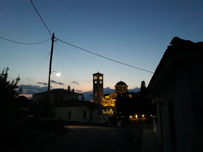 &Eta; &delta;ύ&sigma;&eta; &tau;&omicron;&upsilon; &Eta;&lambda;ί&omicron;&upsilon; &sigma;&tau;&eta; &Beta;&lambda;&alpha;&chi;&omicron;&kappa;&epsilon;&rho;&alpha;&sigma;&iota;ά! (&epsilon;&iota;&kappa;ό&nu;&epsilon;&sigmaf;)