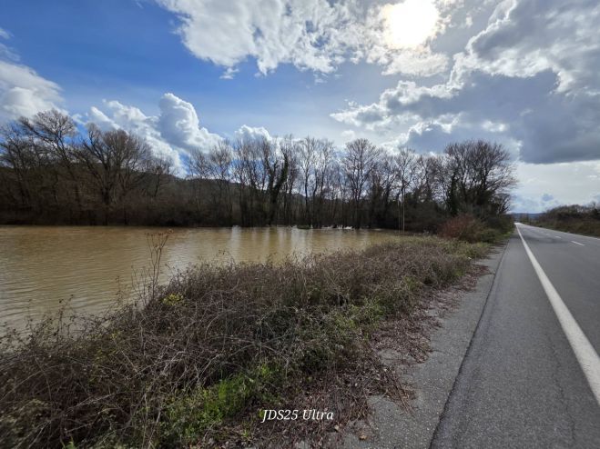 Γορτυνία | Ο Λάδωνας έχει φτάσει στα χωράφια και δίπλα στον κεντρικό δρόμο Τουμπιτσίου! (vd)