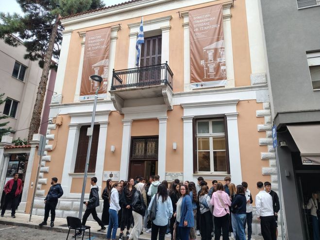 &Tau;&omicron; &Gamma;&Epsilon;&Lambda; &Nu;&epsilon;&mu;έ&alpha;&sigmaf; &sigma;&tau;&eta; &Delta;&eta;&mu;&omicron;&tau;&iota;&kappa;ή &Pi;&iota;&nu;&alpha;&kappa;&omicron;&theta;ή&kappa;&eta; &Tau;&rho;ί&pi;&omicron;&lambda;&eta;&sigmaf; "&Phi;. &Tau;&sigma;&iota;&chi;&rho;&iota;&tau;&zeta;ή&sigmaf;" (&epsilon;&iota;&kappa;ό&nu;&epsilon;&sigmaf;)