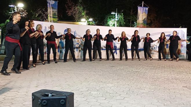 &Tau;&epsilon;&gamma;&epsilon;&alpha;&tau;&iota;&kappa;ό&sigmaf; &Sigma;ύ&nu;&delta;&epsilon;&sigma;&mu;&omicron;&sigmaf; | &Eta; &chi;&omicron;&rho;&epsilon;&upsilon;&tau;&iota;&kappa;ή &omicron;&mu;ά&delta;&alpha; &sigma;&upsilon;&nu;&delta;ύ&alpha;&sigma;&epsilon; &pi;&alpha;&rho;ά&delta;&omicron;&sigma;&eta;, &kappa;έ&phi;&iota; &kappa;&alpha;&iota; &chi;&omicron;&rho;ό (&epsilon;&iota;&kappa;ό&nu;&epsilon;&sigmaf;)