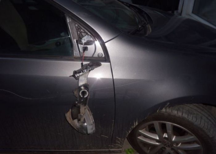 Καταγγελία | Νεαροί έσπασαν τη νύχτα καθρέφτες αυτοκίνητων στην Τρίπολη!