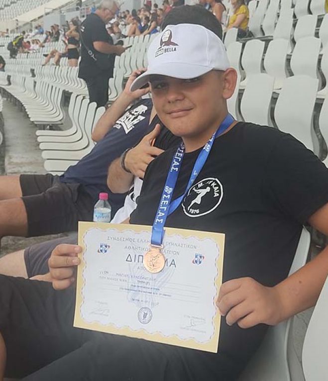 &Sigma;&phi;ύ&rho;&alpha; | &Chi;ά&lambda;&kappa;&iota;&nu;&omicron;&sigmaf; &omicron; &Kappa;&omega;&nu;&sigma;&tau;&alpha;&nu;&tau;ί&nu;&omicron;&sigmaf; &Mu;&alpha;&rho;ί&nu;&eta;&sigmaf; &tau;&omega;&nu; &Lambda;&upsilon;&kappa;&alpha;ί&omega;&nu; &sigma;&tau;&omicron; &Pi;&alpha;&nu;&epsilon;&lambda;&lambda;ή&nu;&iota;&omicron; &Pi;&rho;&omega;&tau;ά&theta;&lambda;&eta;&mu;&alpha;