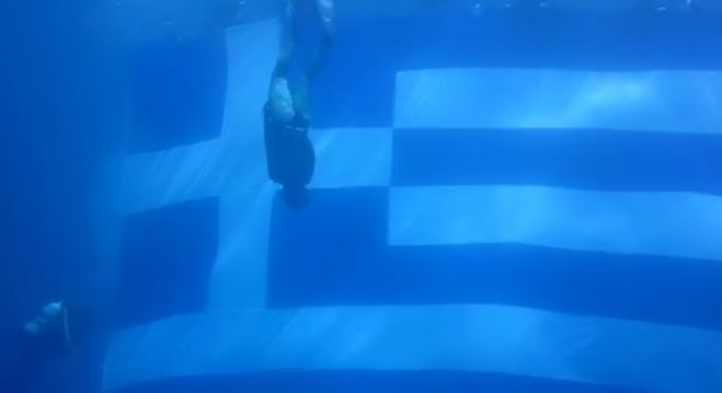 Η μεγαλύτερη υποβρύχια ελληνική σημαία! (vd)