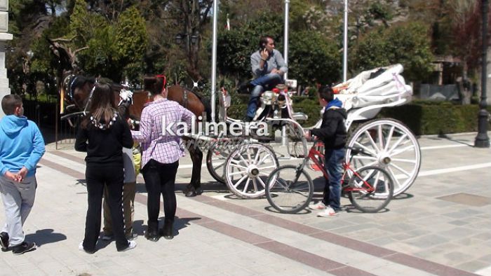 Κέντρισαν τα βλέμματα οι παραδοσιακές άμαξες το Πάσχα στην Τρίπολη (vd)!