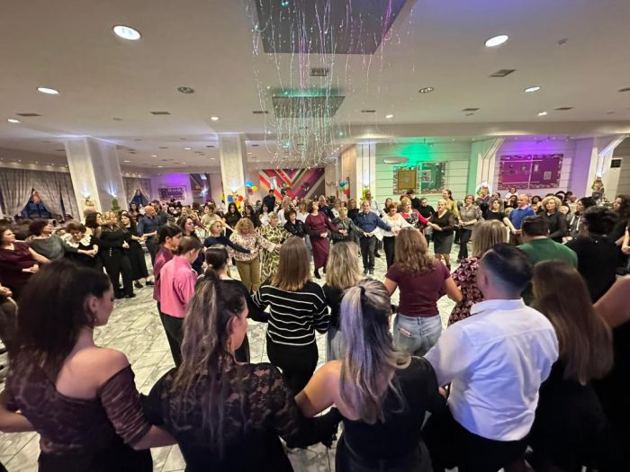 &Tau;&omicron; &pi;&alpha;&rho;&alpha;&delta;&omicron;&sigma;&iota;&alpha;&kappa;ό &gamma;&lambda;έ&nu;&tau;&iota; &tau;&omicron;&upsilon; &Chi;&omicron;&rho;&epsilon;&upsilon;&tau;&iota;&kappa;&omicron;ύ &Omicron;&mu;ί&lambda;&omicron;&upsilon; &Tau;&rho;ί&pi;&omicron;&lambda;&eta;&sigmaf; &gamma;&iota;&alpha; &tau;&omicron; ά&nu;&omicron;&iota;&gamma;&mu;&alpha; &tau;&omicron;&upsilon; &Tau;&rho;&iota;&omega;&delta;ί&omicron;&upsilon; (vd)