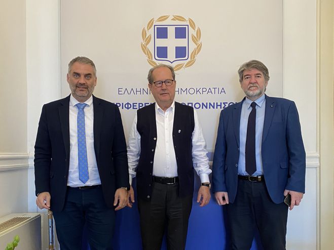 &Sigma;&tau;&eta;&nu; &Tau;&rho;ί&pi;&omicron;&lambda;&eta; &omicron; &delta;&iota;&omicron;&iota;&kappa;&eta;&tau;&iota;&kappa;ό&sigmaf; &delta;&iota;&epsilon;&upsilon;&theta;&upsilon;&nu;&tau;ή&sigmaf; &tau;&omicron;&upsilon; &Epsilon;&lambda;&lambda;&eta;&nu;&iota;&kappa;&omicron;ύ &Iota;&delta;&rho;ύ&mu;&alpha;&tau;&omicron;&sigmaf; &Omicron;&gamma;&kappa;&omicron;&lambda;&omicron;&gamma;ί&alpha;&sigmaf;