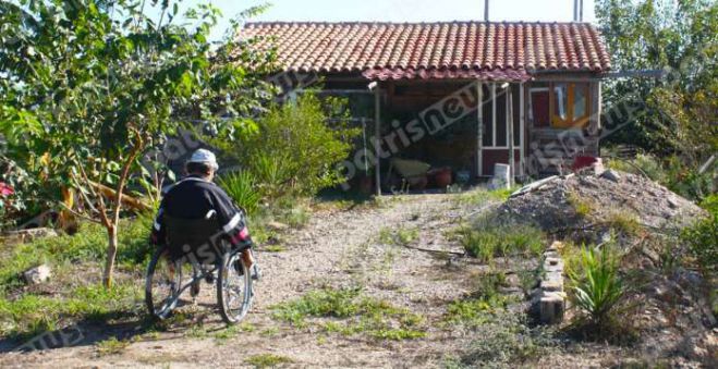 Ηλεία | Σε λυόμενο χωρίς ρεύμα ζει ακρωτηριασμένος και στα δυο πόδια