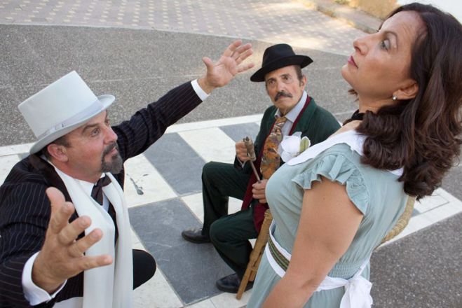 &Eta; &theta;&epsilon;&alpha;&tau;&rho;&iota;&kappa;ή &kappa;&omega;&mu;&omega;&delta;ί&alpha; "&Tau;&omicron; &beta;&rho;&alpha;&kappa;ί" &theta;&alpha; &pi;&alpha;&rho;&omicron;&upsilon;&sigma;&iota;&alpha;&sigma;&tau;&epsilon;ί &sigma;&tau;&omicron; Ά&sigma;&tau;&rho;&omicron;&sigmaf;!