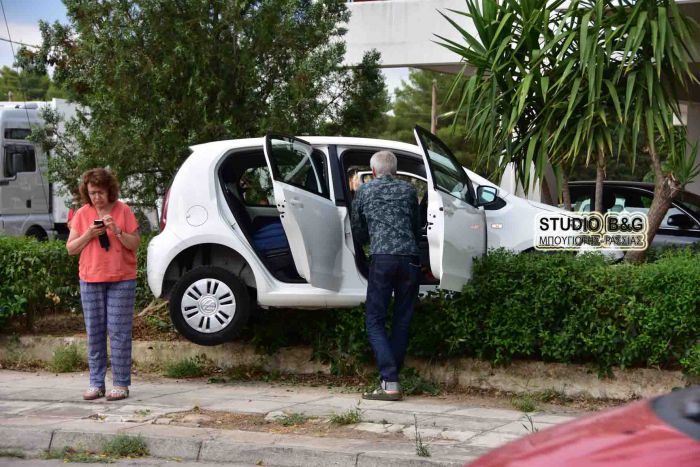 Τροχαίο με τρία αυτοκίνητα στο Ναύπλιο (εικόνες)