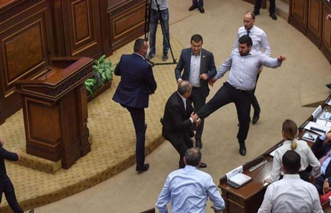 Ά&gamma;&rho;&iota;&omicron; &xi;ύ&lambda;&omicron; &sigma;&tau;&eta;&nu; &Beta;&omicron;&upsilon;&lambda;ή &tau;&eta;&sigmaf; &Alpha;&rho;&mu;&epsilon;&nu;ί&alpha;&sigmaf;! (vd)