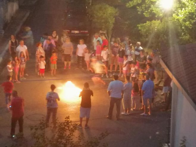 &Tau;&omicron; έ&theta;&iota;&mu;&omicron; &mu;&epsilon; &tau;&iota;&sigmaf; &phi;&omega;&tau;&iota;έ&sigmaf; &tau;&omicron;&upsilon; &Alpha;&gamma;&iota;ά&nu;&nu;&eta; &tau;&omicron;&upsilon; &Rho;&iota;&gamma;&alpha;&nu;ά &alpha;&nu;&alpha;&beta;ί&omega;&sigma;&epsilon; &sigma;&tau;&omicron; &Sigma;έ&chi;&iota;! (&epsilon;&iota;&kappa;ό&nu;&epsilon;&sigmaf;)