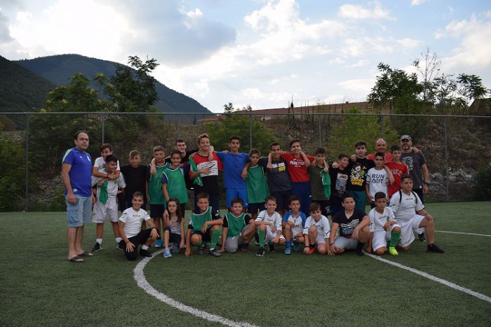 &Phi;&iota;&lambda;&iota;&kappa;ό &pi;&alpha;&iota;&chi;&nu;ί&delta;&iota; &pi;&omicron;&delta;&omicron;&sigma;&phi;&alpha;ί&rho;&omicron;&upsilon; &alpha;&nu;ά&mu;&epsilon;&sigma;&alpha; &sigma;&epsilon; &mu;&alpha;&theta;&eta;&tau;έ&sigmaf; &tau;&omicron;&upsilon; &Lambda;&epsilon;&beta;&iota;&delta;ί&omicron;&upsilon; &kappa;&alpha;&iota; &tau;&eta;&sigmaf; &Beta;&lambda;&alpha;&chi;έ&rho;&nu;&alpha;&sigmaf; (&epsilon;&iota;&kappa;ό&nu;&epsilon;&sigmaf;)