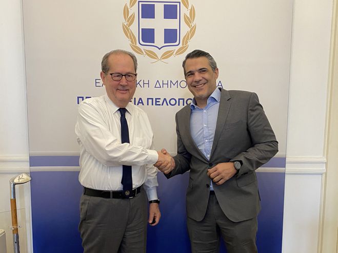 &Mu;&epsilon; &tau;&omicron;&nu; &Alpha;&pi;ό&sigma;&tau;&omicron;&lambda;&omicron; &Sigma;&pi;&upsilon;&rho;ό&pi;&omicron;&upsilon;&lambda;&omicron; &sigma;&upsilon;&nu;&alpha;&nu;&tau;ή&theta;&eta;&kappa;&epsilon; &omicron; &Pi;&epsilon;&rho;&iota;&phi;&epsilon;&rho;&epsilon;&iota;ά&rho;&chi;&eta;&sigmaf;
