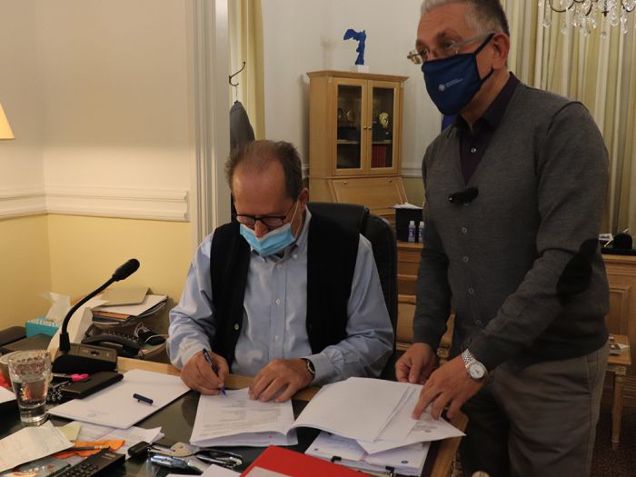 &Sigma;&upsilon;&mu;&beta;ά&sigma;&epsilon;&iota;&sigmaf; &gamma;&iota;&alpha; &tau;&eta;&nu; &pi;&alpha;&rho;ά&kappa;&alpha;&mu;&psi;&eta; &Delta;&omicron;&lambda;&iota;&alpha;&nu;ώ&nu; &kappa;&alpha;&iota; &tau;&eta;&nu; &epsilon;&pi;&iota;&sigma;&kappa;&epsilon;&upsilon;ή &tau;&omicron;&upsilon; &kappa;&tau;&eta;&rho;ί&omicron;&upsilon; &Delta;&eta;&mu;&eta;&tau;&rho;&alpha;&kappa;ό&pi;&omicron;&upsilon;&lambda;&omicron;&upsilon; &sigma;&tau;&eta;&nu; &Kappa;&alpha;&rho;ύ&tau;&alpha;&iota;&nu;&alpha; &upsilon;&pi;έ&gamma;&rho;&alpha;&psi;&epsilon; &omicron; &Nu;ί&kappa;&alpha;&sigmaf;