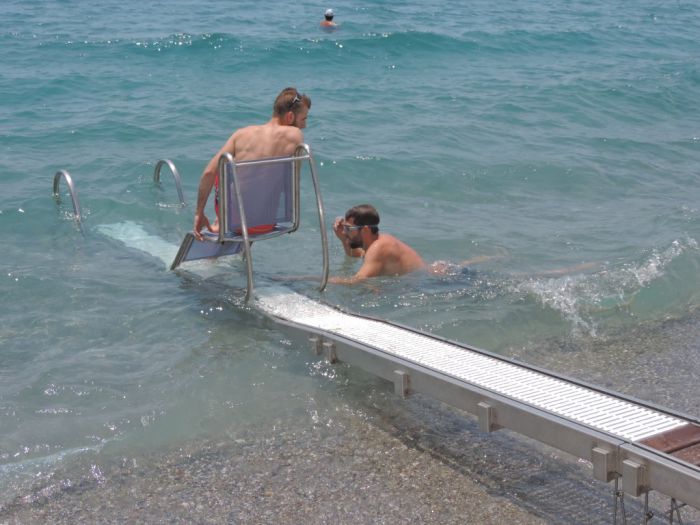 Καλαμάτα - Σε δύο παραλίες λειτουργούν ράμπες για να κάνουν μπάνιο άτομα με αναπηρία