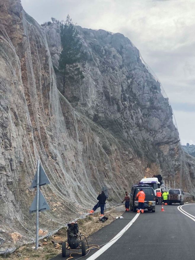 Γορτυνία | Προστατευτικά σύρματα στο δρόμο πριν τα Λαγκάδια