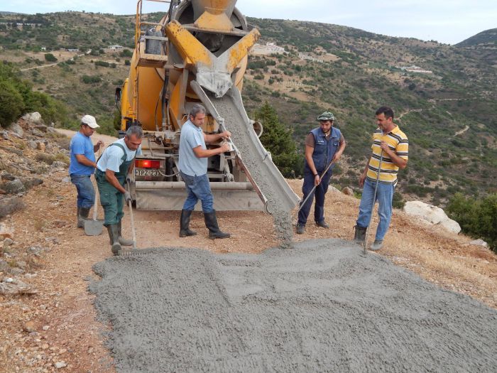 Τσιμεντόστρωση δρόμου προς το Ναό Αγίας Τριάδας Μελιγους (εικόνες)