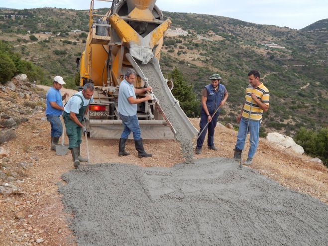 Τσιμεντόστρωση δρόμου προς το Ναό Αγίας Τριάδας Μελιγους (εικόνες)