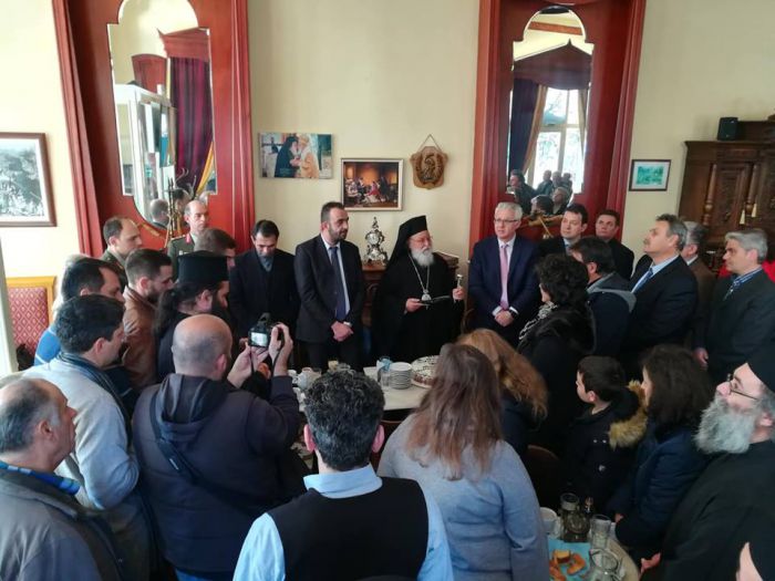 &Tau;&rho;ί&pi;&omicron;&lambda;&eta; | &Tau;&omicron; &Epsilon;&kappa;&kappa;&lambda;&eta;&sigma;&iota;&alpha;&sigma;&tau;&iota;&kappa;ό &Sigma;&upsilon;&mu;&beta;&omicron;ύ&lambda;&iota;&omicron; &tau;&omicron;&upsilon; &Mu;&eta;&tau;&rho;&omicron;&pi;&omicron;&lambda;&iota;&tau;&iota;&kappa;&omicron;ύ &Nu;&alpha;&omicron;ύ έ&kappa;&omicron;&psi;&epsilon; &tau;&eta;&nu; &pi;ί&tau;&alpha; &tau;&omicron;&upsilon; (&epsilon;&iota;&kappa;ό&nu;&epsilon;&sigmaf;)