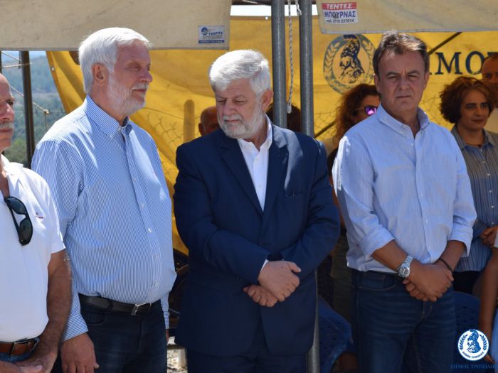 Εγκαινιάστηκε το έργο αντικατάστασης του αγωγού μεταφοράς νερού από τις πηγές της Πιάνας (vd)