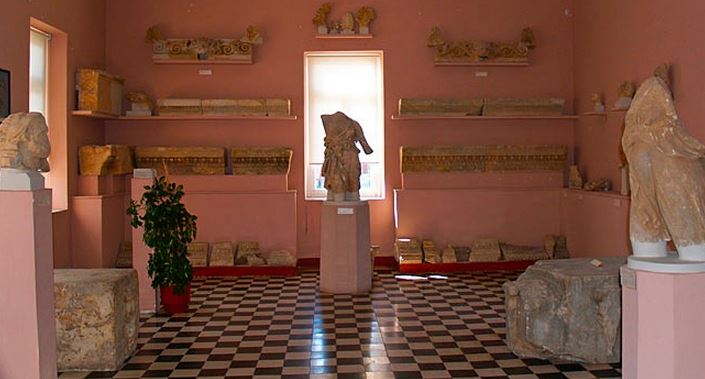&Tau;&omicron; &pi;&rho;&omega;ί &tau;&eta;&sigmaf; &Kappa;&upsilon;&rho;&iota;&alpha;&kappa;ή&sigmaf; &eta; &pi;&omicron;&delta;&eta;&lambda;&alpha;&tau;ά&delta;&alpha; &tau;&omicron;&upsilon; &Sigma;&Alpha;&Omicron;&Omicron; &pi;&rho;&omicron;&sigmaf; &tau;&omicron; &Mu;&omicron;&upsilon;&sigma;&epsilon;ί&omicron; &Tau;&epsilon;&gamma;έ&alpha;&sigmaf;