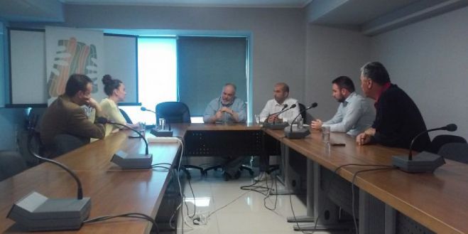&laquo;&Pi;&omicron;&lambda;&iota;&tau;&iota;&sigma;&tau;&iota;&kappa;ή &Pi;&rho;&omega;&tau;&epsilon;ύ&omicron;&upsilon;&sigma;&alpha;&raquo;: &Sigma;&upsilon;&nu;&epsilon;&chi;ί&zeta;&omicron;&nu;&tau;&alpha;&iota; &omicron;&iota; &epsilon;&pi;&alpha;&phi;έ&sigmaf; &mu;&epsilon; &phi;&omicron;&rho;&epsilon;ί&sigmaf; &sigma;&tau;&eta;&nu; &Tau;&rho;ί&pi;&omicron;&lambda;&eta;