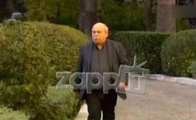 Ο Τεγεάτης Νίκος Βούτσης και η ... τσίχλα έξω από το Προεδρικό Μέγαρο (vd)!