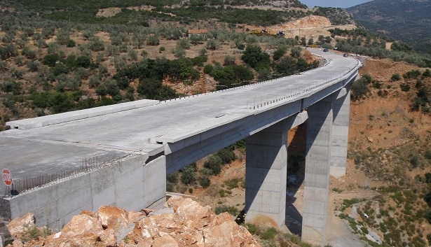 Έπεσε τμήμα της γέφυρας στο δρόμο Τρίπολης - Αστρους