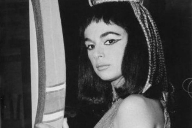 &Eta; &Alpha;&lambda;ί&kappa;&eta; &Beta;&omicron;&upsilon;&gamma;&iota;&omicron;&upsilon;&kappa;&lambda;ά&kappa;&eta; &mu;&epsilon;&lambda;&alpha;&chi;&rho;&iota;&nu;ή &omega;&sigmaf; &Kappa;&lambda;&epsilon;&omicron;&pi;ά&tau;&rho;&alpha; &sigma;&tau;&omicron; &theta;έ&alpha;&tau;&rho;&omicron; | &Sigma;&pi;ά&nu;&iota;&omicron; &beta;ί&nu;&tau;&epsilon;&omicron; &tau;&omicron;&upsilon; 1962