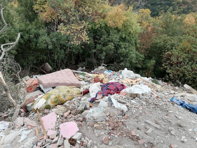 Νέα χωματερή δημιουργήθηκε έξω από τα Λαγκάδια Γορτυνίας (εικόνες)