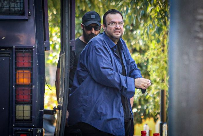 &Alpha;&pi;ά&tau;&eta; &sigma;&epsilon; &beta;ά&rho;&omicron;&sigmaf; &tau;&omicron;&upsilon; &Epsilon;&Phi;&Kappa;&Alpha;: &Sigma;&tau;&eta; &phi;&upsilon;&lambda;&alpha;&kappa;ή &omicron; &Phi;ί&lambda;&iota;&pi;&pi;&omicron;&sigmaf; &Kappa;&alpha;&mu;&pi;&omicron;ύ&rho;&eta;&sigmaf;, &eta; &sigma;ύ&zeta;&upsilon;&gamma;ό&sigmaf; &tau;&omicron;&upsilon; &kappa;&alpha;&iota; ά&lambda;&lambda;&omicron;&iota; &tau;έ&sigma;&sigma;&epsilon;&rho;&iota;&sigmaf; &kappa;&alpha;&tau;&eta;&gamma;&omicron;&rho;&omicron;ύ&mu;&epsilon;&nu;&omicron;&iota;