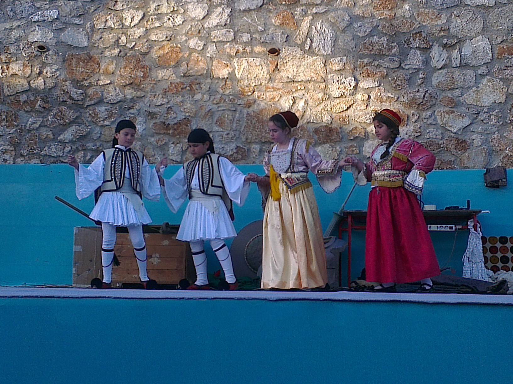 &Sigma;&tau;&alpha; &Tau;&rho;ό&pi;&alpha;&iota;&alpha; &eta; &gamma;&iota;&omicron;&rho;&tau;ή &gamma;&iota;&alpha; 250 &mu;&alpha;&theta;&eta;&tau;έ&sigmaf; &delta;&eta;&mu;&omicron;&tau;&iota;&kappa;ώ&nu; &sigma;&chi;&omicron;&lambda;&epsilon;ί&omega;&nu; &tau;&eta;&sigmaf; &Gamma;&omicron;&rho;&tau;&upsilon;&nu;ί&alpha;&sigmaf;!