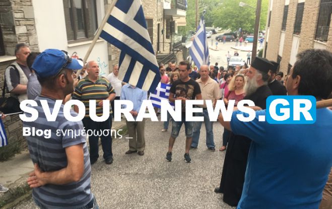 &quot;Σκοπιανό&quot; | Οργή για τη συμφωνία και στην Καστοριά - Πολίτες ξήλωσαν πινακίδα από γραφείο βουλευτή του ΣΥΡΙΖΑ! (vd)