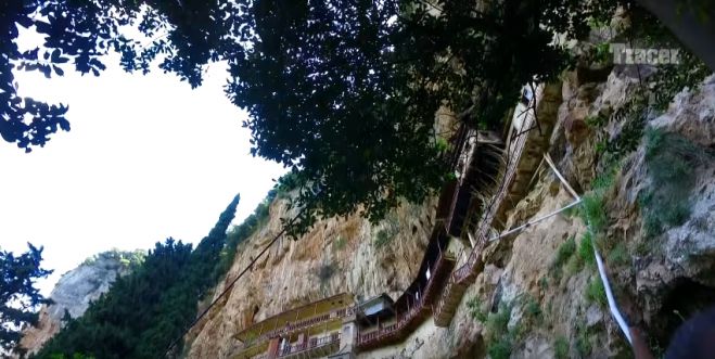 Δέος προκαλεί η Μονή Τιμίου Προδρόμου που είναι χτισμένη στη ρίζα ενός απότομου βράχου! (vd)