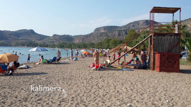 Βουτιές και διασκέδαση με δυνατή μουσική στην παραλία της Καραθώνας! (vd)