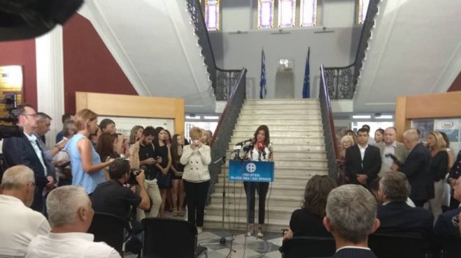 &Kappa;&lambda;&alpha;ί&gamma;&omicron;&nu;&tau;&alpha;&sigmaf; &kappa;&alpha;&iota; &phi;&omega;&nu;ά&zeta;&omicron;&nu;&tau;&alpha;&sigmaf; &laquo;&zeta;ή&tau;&omega; &eta; &Mu;&alpha;&kappa;&epsilon;&delta;&omicron;&nu;ί&alpha;&raquo; &pi;&alpha;&rho;έ&delta;&omega;&sigma;&epsilon; &eta; &Kappa;ό&lambda;&lambda;&iota;&alpha; &Tau;&sigma;&alpha;&rho;&omicron;&upsilon;&chi;ά &sigma;&tau;&eta; &Nu;&omicron;&tau;&omicron;&pi;&omicron;ύ&lambda;&omicron;&upsilon; (vd)