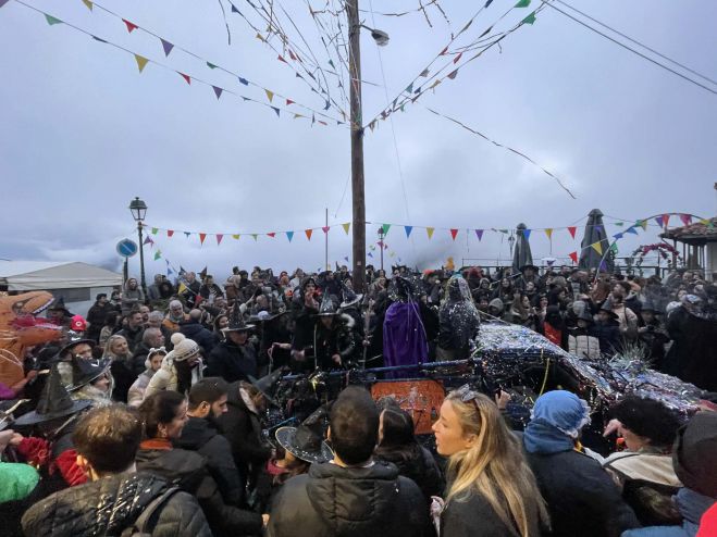 Γεμάτη από κόσμο η Δημητσάνα για το Θρυλικό Έθιμο του «Μακαρονά» (εικόνες)
