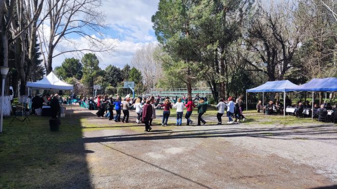 &Tau;&alpha; &Kappa;&omicron;ύ&lambda;&omicron;&upsilon;&mu;&alpha; &tau;&omicron;&upsilon; &Tau;&epsilon;&gamma;&epsilon;&alpha;&tau;&iota;&kappa;&omicron;ύ &Sigma;&upsilon;&nu;&delta;έ&sigma;&mu;&omicron;&upsilon; (&epsilon;&iota;&kappa;ό&nu;&epsilon;&sigmaf; - &beta;ί&nu;&tau;&epsilon;&omicron;)