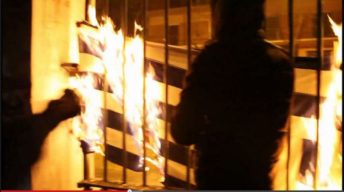 Αυτό είναι το βίντεο με αντιεξουσιαστές να καίνε την Ελληνική Σημαία