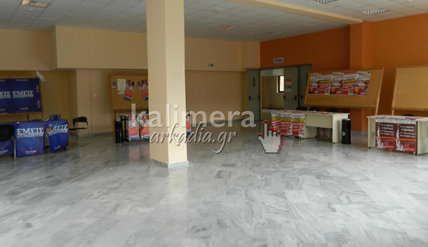 &Sigma;&tau;&iota;&sigmaf; &kappa;ά&lambda;&pi;&epsilon;&sigmaf; &alpha;ύ&rho;&iota;&omicron; &omicron;&iota; &phi;&omicron;&iota;&tau;&eta;&tau;έ&sigmaf; &sigma;&tau;&eta;&nu; &Tau;&rho;ί&pi;&omicron;&lambda;&eta; (&epsilon;&iota;&kappa;ό&nu;&epsilon;&sigmaf;)