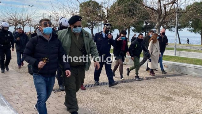 Θεσσαλονίκη | Έριξαν τον Σταυρό στη θάλασσα και τους προσήγαγε η Αστυνομία (vd)