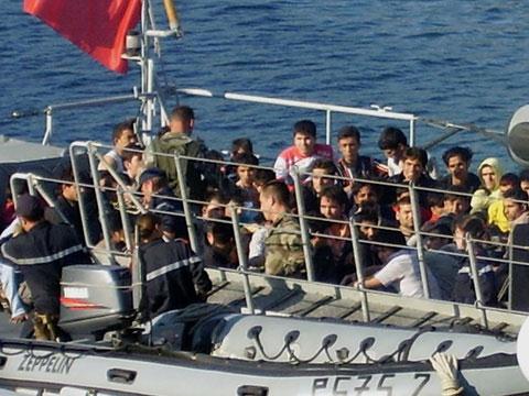 Θαλαμηγός που μετέφερε Σύριους λαθρομετανάστες, έμεινε από καύσιμα ανοικτά της Πύλου