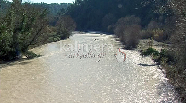 Μεγάλες ζημιές στη Γορτυνία  - Χωράφια και δρόμους «τρώνε» τα φουσκωμένα ποτάμια! (vd)