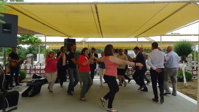 &Omicron; &Epsilon;&mu;&pi;&omicron;&rho;&iota;&kappa;ό&sigmaf; &Sigma;ύ&lambda;&lambda;&omicron;&gamma;&omicron;&sigmaf; &Mu;&epsilon;&gamma;&alpha;&lambda;ό&pi;&omicron;&lambda;&eta;&sigmaf; &tau;ί&mu;&eta;&sigma;&epsilon; &tau;&omicron;&nu; &pi;&rho;&omicron;&sigma;&tau;ά&tau;&eta; &tau;&omicron;&upsilon;, Ά&gamma;&iota;&omicron; &Alpha;&theta;&alpha;&nu;ά&sigma;&iota;&omicron; (vd)