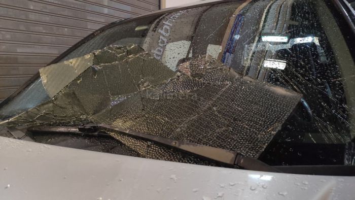 Τρίπολη | Τζάμι έπεσε από μπαλκόνι και προκάλεσε ζημιές σε αυτοκίνητο (εικόνες)