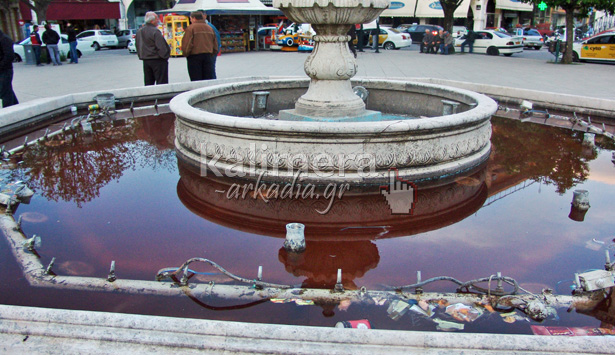 &Alpha;&pi;&alpha;&rho;ά&delta;&epsilon;&kappa;&tau;&eta; &epsilon;&iota;&kappa;ό&nu;&alpha; - &Beta;&rho;ώ&mu;&iota;&kappa;&omicron; &kappa;&alpha;&iota; &gamma;&epsilon;&mu;ά&tau;&omicron; &sigma;&kappa;&omicron;&upsilon;&pi;ί&delta;&iota;&alpha; &tau;&omicron; &sigma;&iota;&nu;&tau;&rho;&iota;&beta;ά&nu;&iota; &sigma;&tau;&eta;&nu; &kappa;&epsilon;&nu;&tau;&rho;&iota;&kappa;ή &pi;&lambda;&alpha;&tau;&epsilon;ί&alpha; &tau;&eta;&sigmaf; &Tau;&rho;ί&pi;&omicron;&lambda;&eta;&sigmaf;&hellip; (vd)